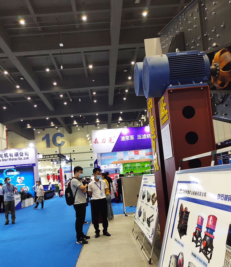 天博销售人员为参展者介绍工作产品