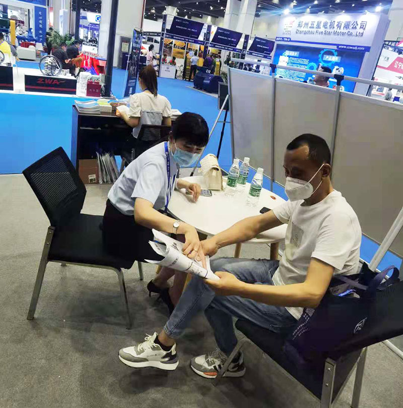 天博工作人员为客户详细讲解公司设备