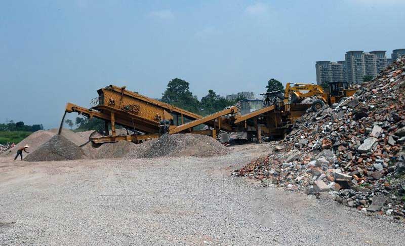 8月6日,酷热难耐,永康市富越环保材料有限公司的建筑垃圾处理场机器轰鸣,一派热火朝天的施工景象.jpg