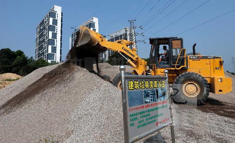 富越”工地上,工人将粉碎后的垃圾归类.jpg