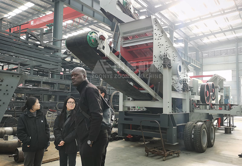 销售经理给客户讲解产品性能 销售经理给客户讲解产品性能