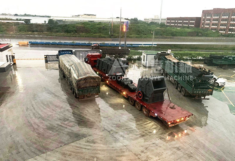 三辆大卡车准备出发 三辆大卡车准备出发