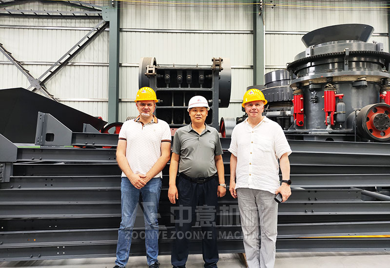 刘经理与国外客户合影留念 刘经理与国外客户合影留念