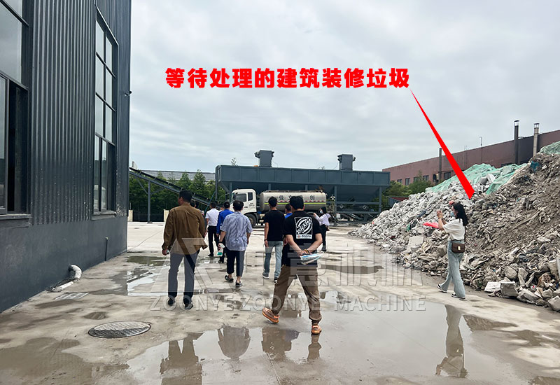 堆积成山的建筑装修垃圾 堆积成山的建筑装修垃圾